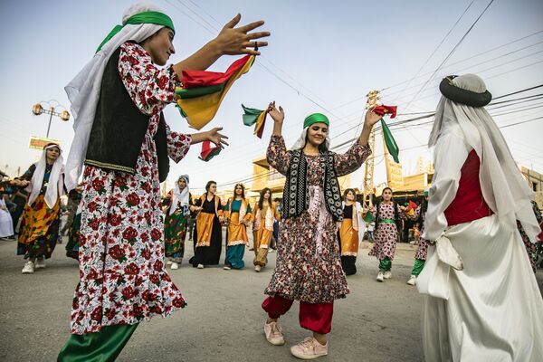 کردهای سوریه با لباس های محلی در جریان جشنواره خیابانی – شهر رمیلان، سوریه - اسپوتنیک افغانستان  