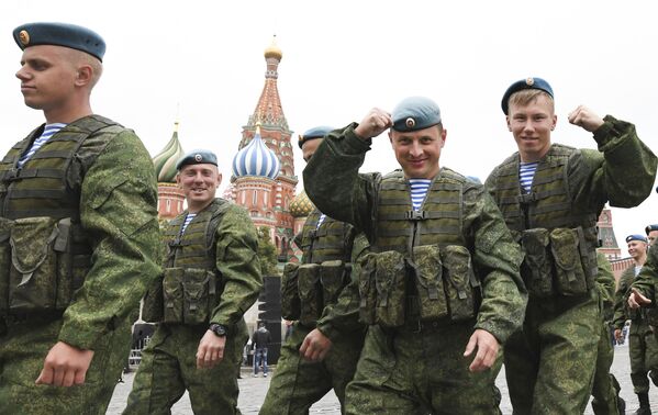 تجلیل از روز قوای دیسانت هوایی روسیه – میدان سرخ، مسکو - اسپوتنیک افغانستان  