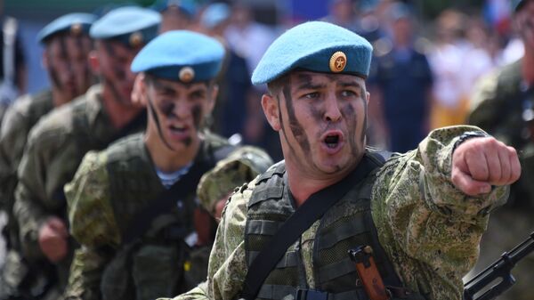 Десантники демонстрируют свое мастерство во время празднования Дня ВДВ в Уссурийске - اسپوتنیک افغانستان  