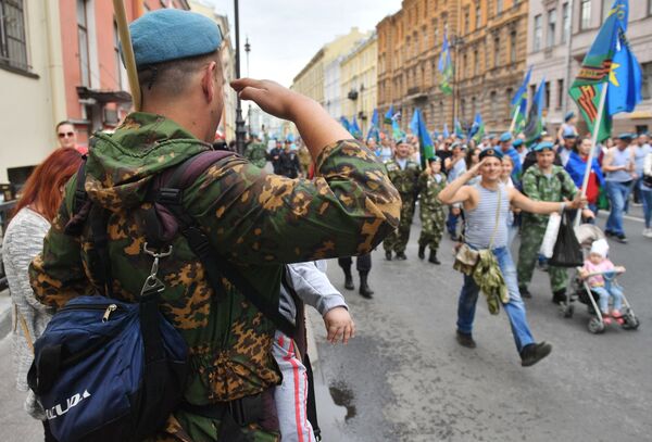 راهپیمایی به مناسبت روز قوای دیسانت هوایی روسیه – شهر سن پترزبورگ - اسپوتنیک افغانستان  