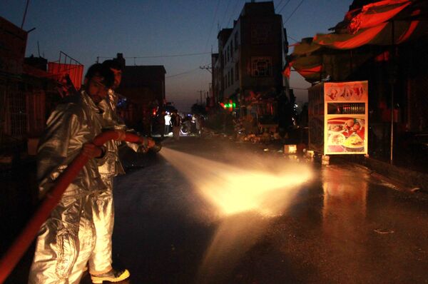 کارمندان اطفائیه در حال شستشوی جاده پس از وقوع انفجار در هرات - اسپوتنیک افغانستان  