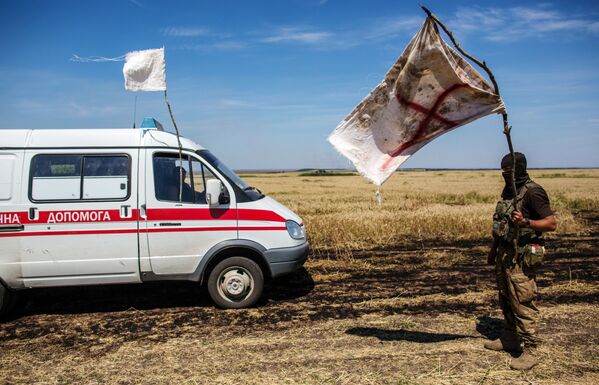 نظامی اوکراینی با پرچم سفید در زمان انتقال کشته شدگان در منطقه بی طرف - اسپوتنیک افغانستان  
