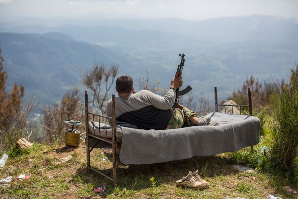 سرباز سوری در حال استراحت در ارتفاعات شهر کساب - اسپوتنیک افغانستان  