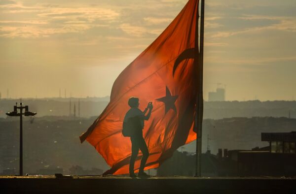 پرچم ترکیه در میدان تقسیم در استانبول - اسپوتنیک افغانستان  