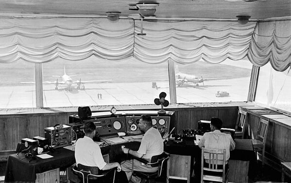 کنترولرهای ترافیک هوایی در میدان هوایی بین‌المللی شرمتیوو – سال ۱۹۵۹ - اسپوتنیک افغانستان  