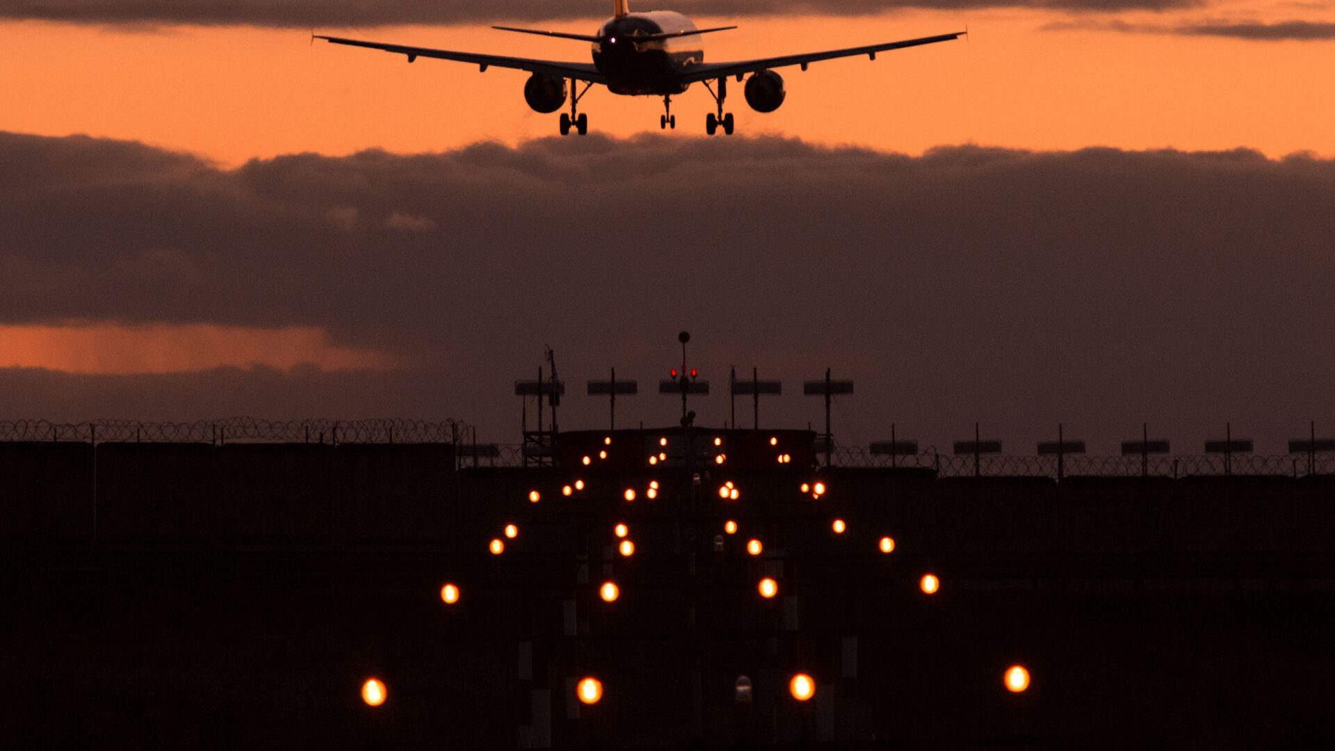 Самолет Airbus A320 авиакомпании Аэрофлот заходит на посадку в международном аэропорту Шереметьево, 2014 год - اسپوتنیک افغانستان  , 1920, 04.06.2022