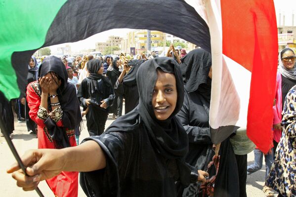 دختر سودانی با پرچم آن کشور - اسپوتنیک افغانستان  