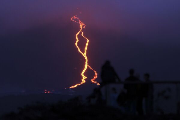 فوران آتشفشان جزیره رئونیون  - اسپوتنیک افغانستان  
