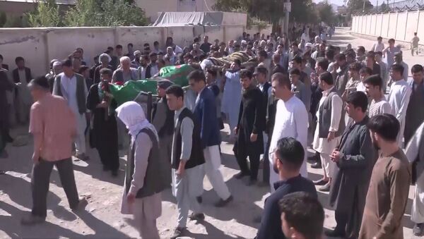 گورهای دسته جمعی؛جان‌باخته‌گان حملۀ دیشب به خاک سپرده شدند - اسپوتنیک افغانستان  