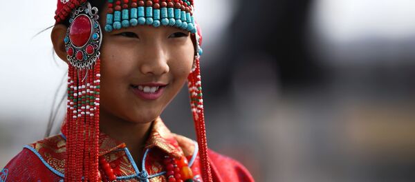 دختر منگولیایی در لباس ملی این کشور دختر منگولیایی در لباس ملی این کشور - اسپوتنیک افغانستان