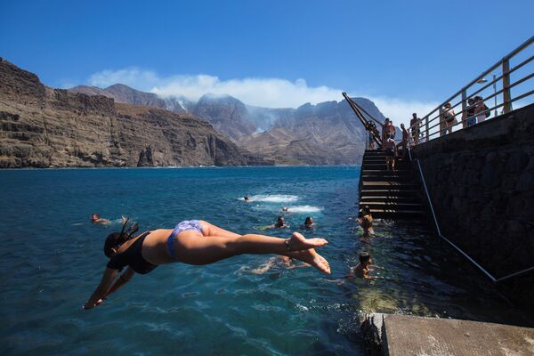 دختری در حال شنا هنگام گرمای بیسابقه در اسپانیا - اسپوتنیک افغانستان  