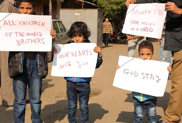 بچه های مصری ، تابلوهای تسلیت به یاد کودکان کشته شده در سانحه ی سقوط هواپیما در مصر را در دست دارند - اسپوتنیک افغانستان  
