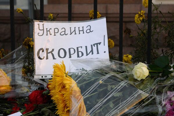 گل ها ی تقدیمی به سفارت روسیه در کیف - اسپوتنیک افغانستان  