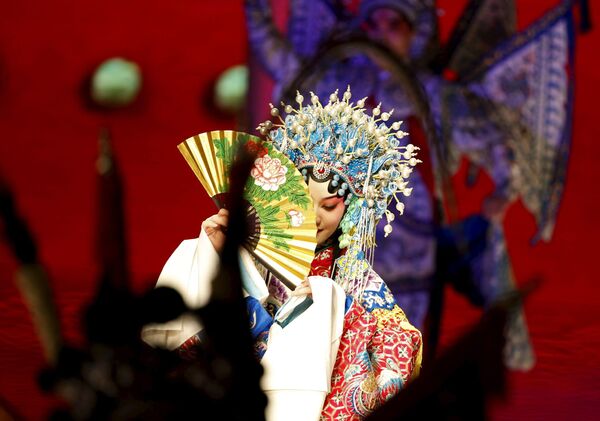 هنرمند اپرای پکن در زمان نمایش کلکسیون در پکن - اسپوتنیک افغانستان  