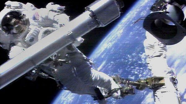 سفینه فضایی آتلانتیس ناسا (آژانس فضایی آمریکا) و جیمز ووس، فضانورد آمریکایی - اسپوتنیک افغانستان  