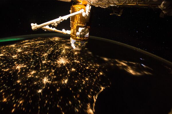 ایستگاه فضایی بین المللی در برابر کره زمین در شب - اسپوتنیک افغانستان  