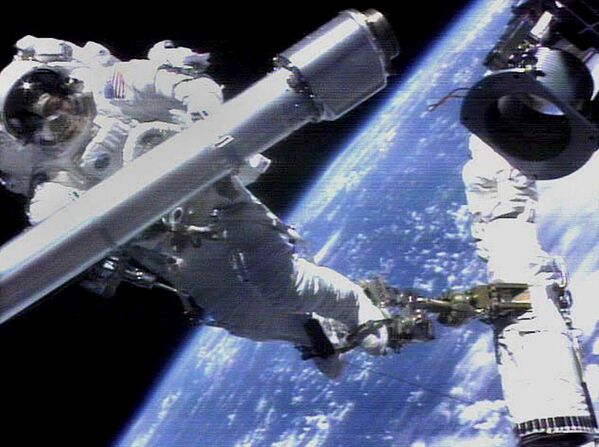 سفینه فضایی آتلانتیس ناسا (آژانس فضایی آمریکا) و جیمز ووس، فضانورد آمریکایی - اسپوتنیک افغانستان  