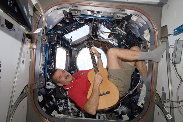 اوستین کریستوفرهدفیلد، فضانورد آمریکایی در ماژول ایستگاه فضایی بین المللی گیتار می نوازد - اسپوتنیک افغانستان  