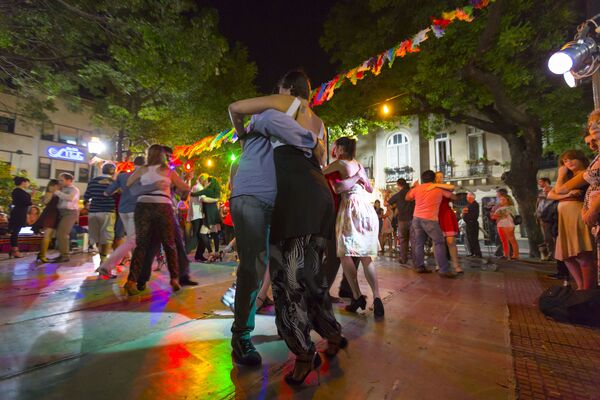 آرژانتینی ها در حال رقص
 - اسپوتنیک افغانستان  