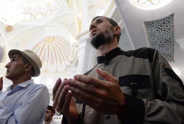مسلمانان در مراسم افتتاحیه مسجد  افتخار مسلمانان با نام حضرت محمد (ص) در شالی چچن
 - اسپوتنیک افغانستان  