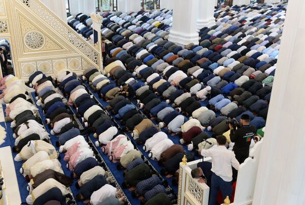 مسلمانان در حال خواندن نماز پس از افتتاحیه مسجد  افتخار مسلمانان با نام حضرت محمد (ص) در شالی چچن
 - اسپوتنیک افغانستان  