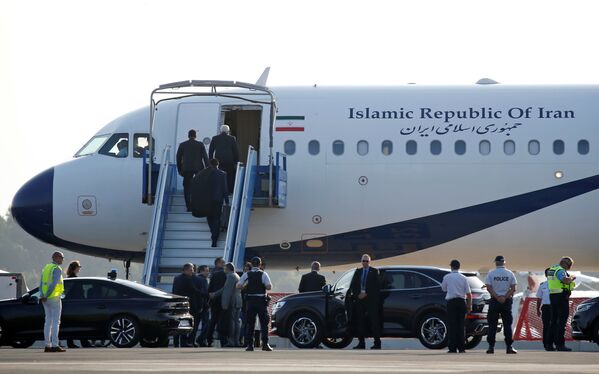 هواپیمای وزیر خارجه ایران هنگام ورود دربیاریتز فرانسه - اسپوتنیک افغانستان  