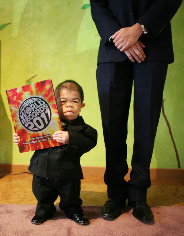 جالب ترین رکوردهای گینس - کوچکترین مرد جهان در کلمبیا. - اسپوتنیک افغانستان  