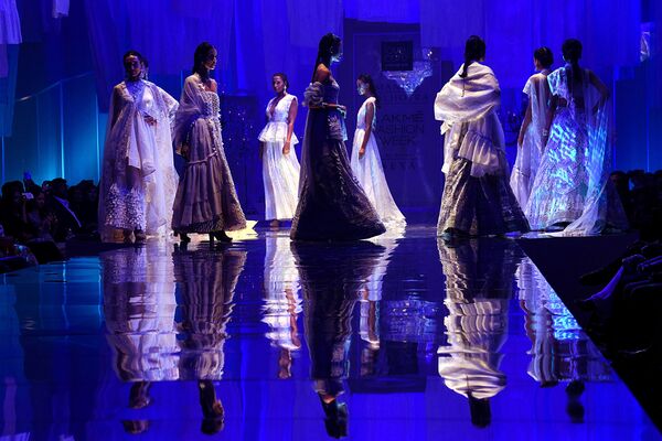 مدل ها در لباس های دیزاینر مانیش مالهوترا در هفته مد در بمبئی هند - اسپوتنیک افغانستان  