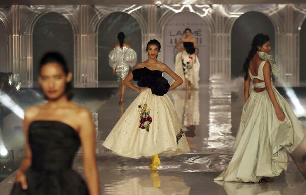 در هفته مد بمبئی Gauri & Nainika مدل ها در حال نمایش مجموعه لباس های - اسپوتنیک افغانستان  