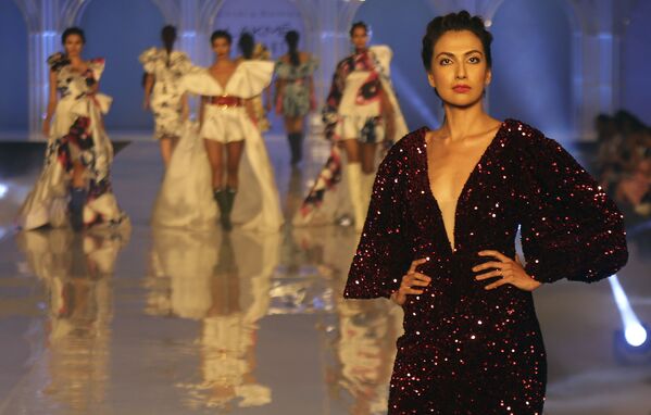 در هفته مد بمبئی Gauri & Nainika مدل ها در حال نمایش مجموعه لباس های - اسپوتنیک افغانستان  