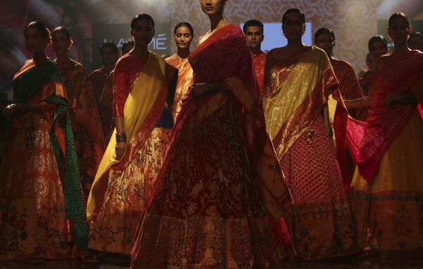 در هفته مد بمبئی Gaurang مدل ها در حال نمایش مجموعه لباس های - اسپوتنیک افغانستان  