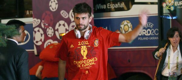 جرارد پیکه     Прибытие сборной Испании в отель после финала ЕВРО-2012 - اسپوتنیک افغانستان  