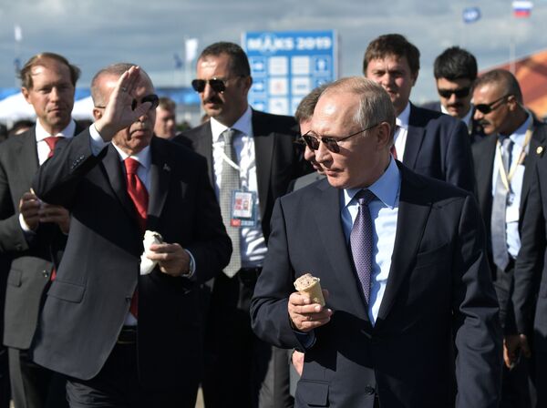 ولادمیر پوتین، رئیس جمهور روسیه و رجب طیب اردوغان، رئیس جمهور ترکیه هنگام بازدید از نمایشگاه بین المللی هوافضای «ماکس-۲۰۱۹» - اسپوتنیک افغانستان  