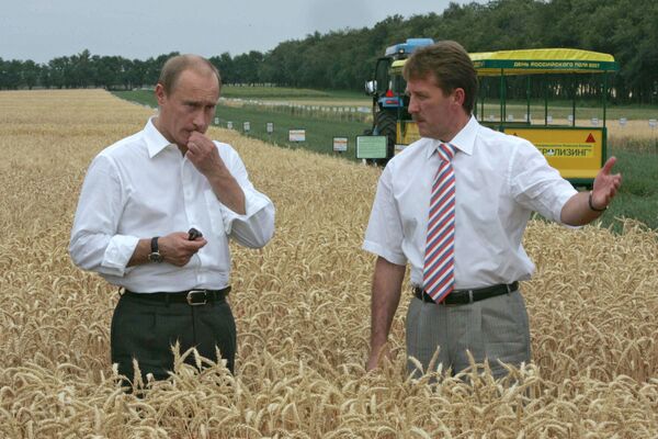 ولادیمیر پوتین، رئیس جمهور روسیه هنگام بازدید از یک مزرعه کشاورزی در رستوف روسیه - اسپوتنیک افغانستان  