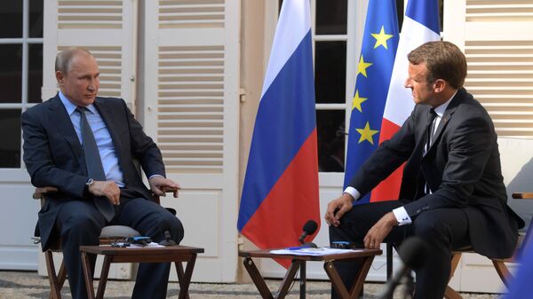 Президент РФ Владимир Путин и президент Франции Эммануэль Макрон во время встречи в резиденции президента Франции Форт Брегансон - اسپوتنیک افغانستان  
