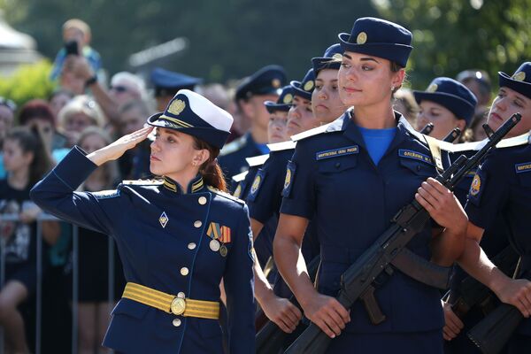 دانشجویان دانشکده هوانوردی روسیه در مراسم سوگند نظامی.
 - اسپوتنیک افغانستان  
