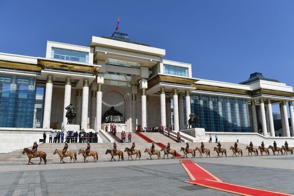 مراسم تشریفاتی برای استقبال از ولادیمیر پوتین، رئیس جمهور روسیه - شهر اولان‌باتور، پایتخت مغولستان - اسپوتنیک افغانستان  