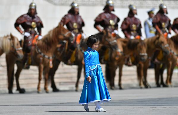 گارد تشریفات کاخ ریاست جمهوری - شهر اولان‌باتور، پایتخت مغولستان - اسپوتنیک افغانستان  