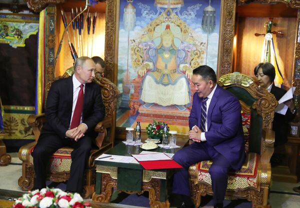 دیدار ولادیمیر پوتین، رئیس جمهور روسیه با خالتما بتولغا، رئیس جمهور مغولستان - اسپوتنیک افغانستان  