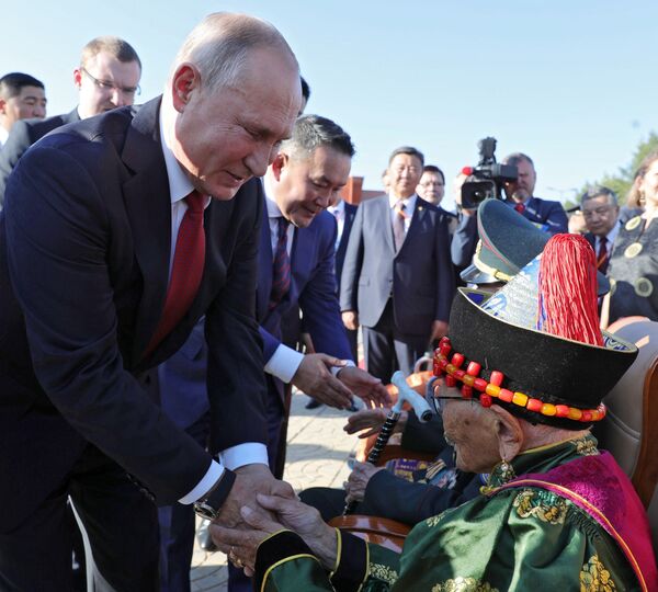 ولادیمیر پوتین، رئیس جمهور روسیه و خالتما بتولغا، رئیس جمهور مغولستان  – شهر اولان‌باتور، پایتخت مغولستان - اسپوتنیک افغانستان  