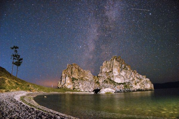 صخره شامانکا در جزیره اولخون – دریاچه بایکال، روسیه - اسپوتنیک افغانستان  