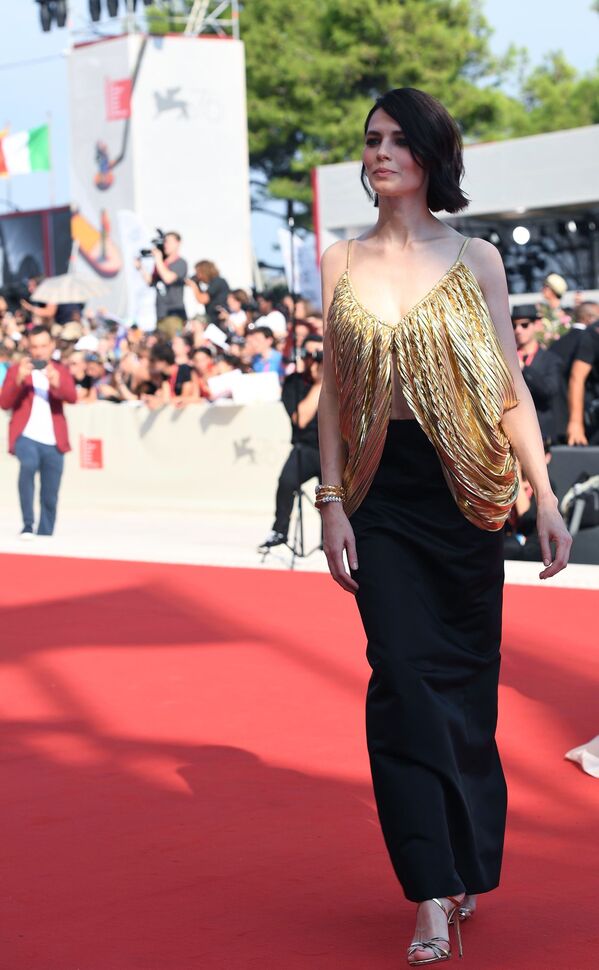 بازیگر روس یولیا سنیگر بروی فرش قرمز 76مین جشنواره فیلم ونیز - اسپوتنیک افغانستان  