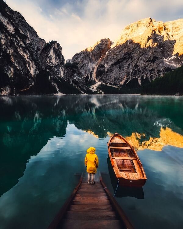 Девушка на озере среди горных вершин в Италии - اسپوتنیک افغانستان  