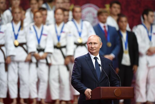 ولادیمیر پوتین، رئیس جمهور روسیه در مراسم اعطای جوایز به برندگان مسابقات بین المللی جودو – شهر ولادی‌واستوک، روسیه - اسپوتنیک افغانستان  