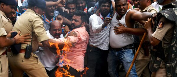  شش نفر در اعتراض به قانون شهروندی در هند جان باختند - اسپوتنیک افغانستان  