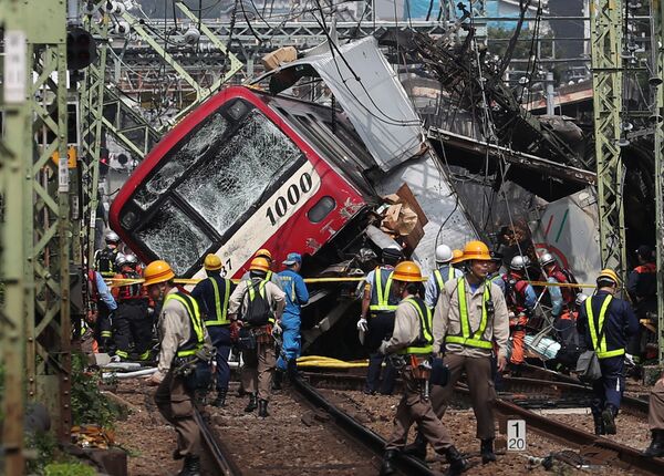 پیامد تصادم قطار با لاری در شهر یوکوهاما، جاپان  - اسپوتنیک افغانستان  