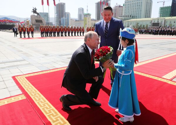 ولادیمیر پوتین، رئیس جمهور روسیه و خالتما بتولغا، رئیس جمهور مغولستان – شهر اولان‌باتور، پایتخت مغولستان - اسپوتنیک افغانستان  