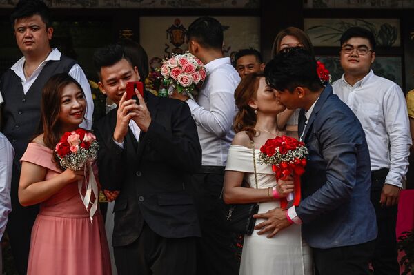  شرکت‌کنندگان مراسم گروهی ازدواج 99 در مالزیا.
 - اسپوتنیک افغانستان  