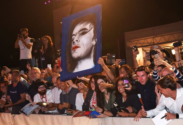 هوداران میک جاگر، آوازخوان بریتانیایی در مراسم اختتامیه ۷۶-مین جشنواره بین‌المللی فلم وینز - اسپوتنیک افغانستان  