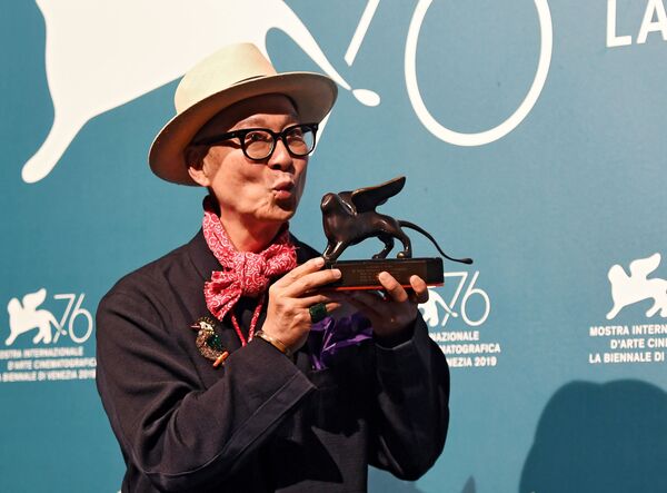 یوفان، کارگردان چینایی در مراسم اختتامیه ۷۶-مین جشنواره بین‌المللی فلم وینز - اسپوتنیک افغانستان  